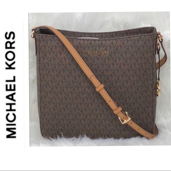 Michael Kors Handbags - NWT Michael Kors Jet Set travel LG messenger